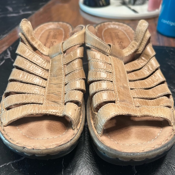 Josef Seibel slides with a 1-1/2” wedge heel - Picture 4 of 7